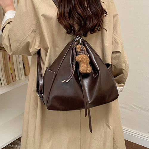 日韩时尚通勤百搭小熊挂件大容量2026女秋冬新款单肩手提双肩背包
