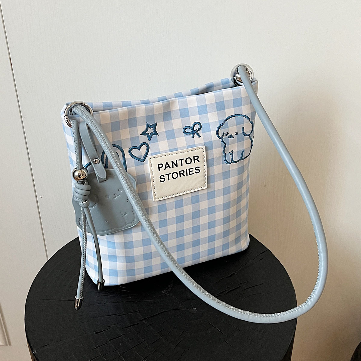 2025年新品上市时尚潮流水桶包