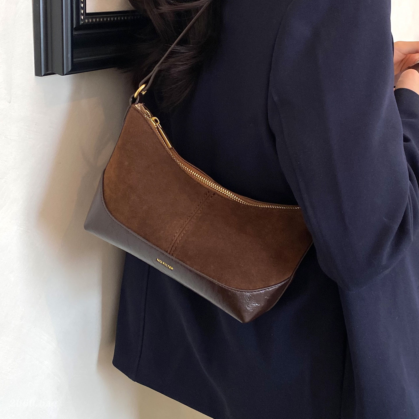 小众高级感拼接麂皮斜挎包女2026秋季新款复古通勤饺子包单肩包图片
