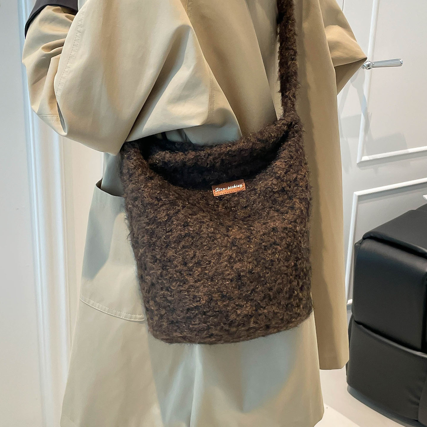 羊羔毛水桶包包2025秋冬新款简约时尚韩版ins女大容量单肩斜挎包