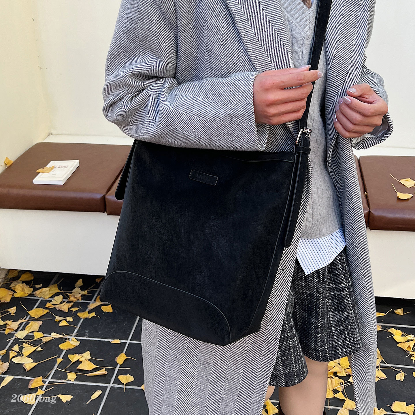 大容量休闲百搭水桶包包2025女新款通勤气质时尚潮高级感单肩包