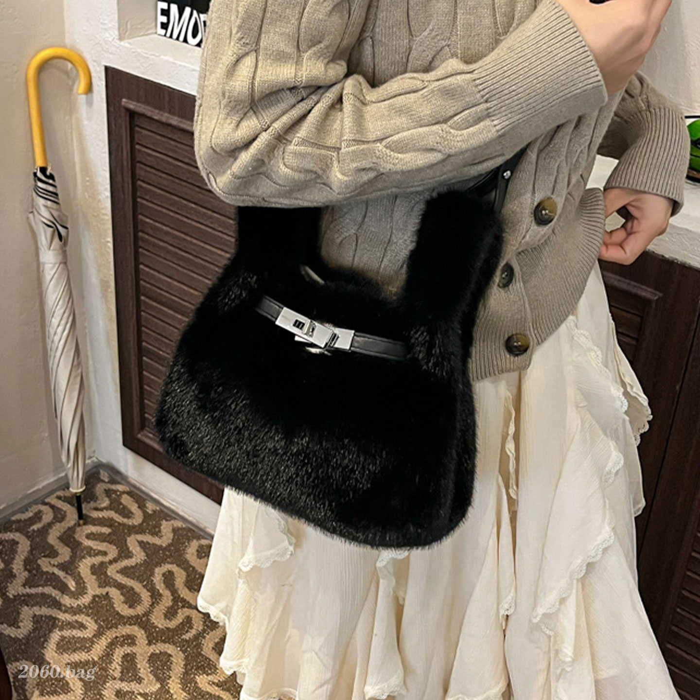 洋气时尚精致百搭简约毛绒绒高级2025秋季女式单肩斜挎手提水桶包