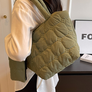 秋冬通勤百搭大容量手提子母包包女2025新款 褶皱棉服包单肩包 时尚