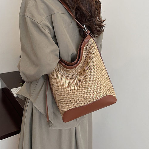 海边度假时尚百搭编织沙滩包包女2026夏季新款简约斜挎草编水桶包