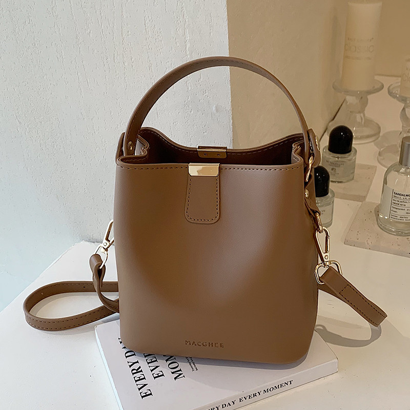 复古简约时尚小包包女2025春季新款纯色休闲水桶包高级感潮单肩包,箱包皮具/热销女包/男包,水桶包,淘宝优惠券,粉丝福利购,淘宝优惠卷