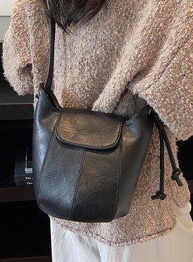 时尚2025小众设计新款女士水桶包复古简约高级感百搭通勤单肩包