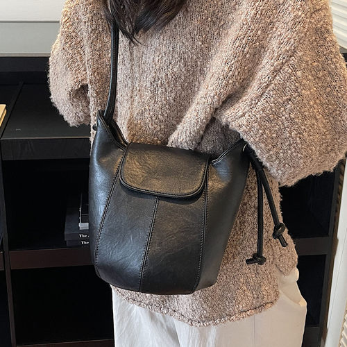 时尚2025小众设计新款女士水桶包复古简约高级感百搭通勤单肩包