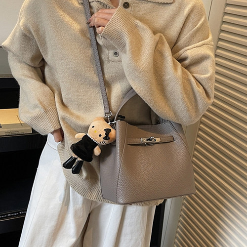 秋冬女式手提水桶包2025新款百搭时尚洋气精致通勤小众设计单肩包
