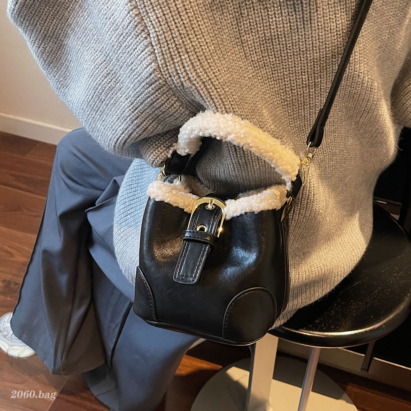 韩版气质小众设计水桶包包2025新款百搭女高级感羊羔毛单肩斜跨包