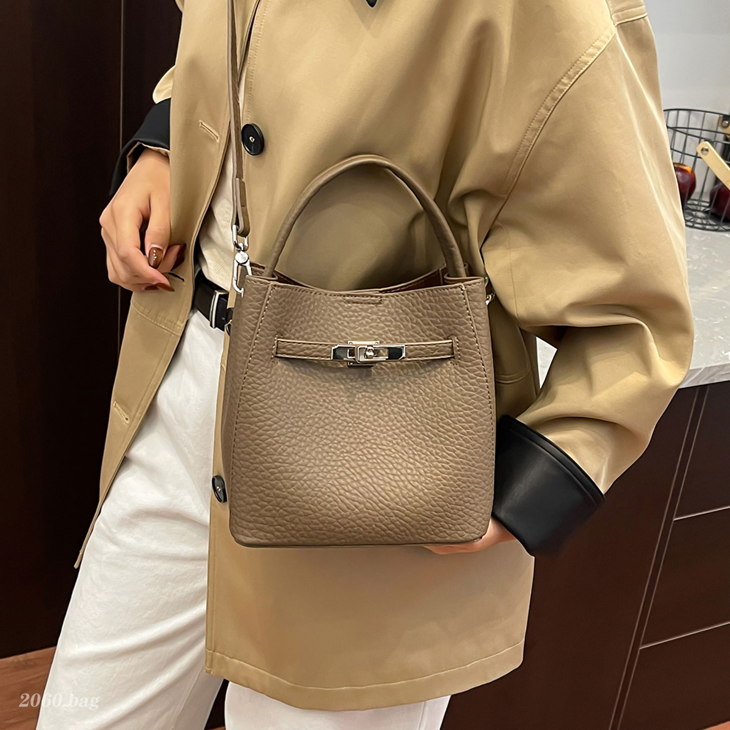 气质时尚精致百搭高级感秋冬洋气单肩斜挎通勤2025女式手提水桶包