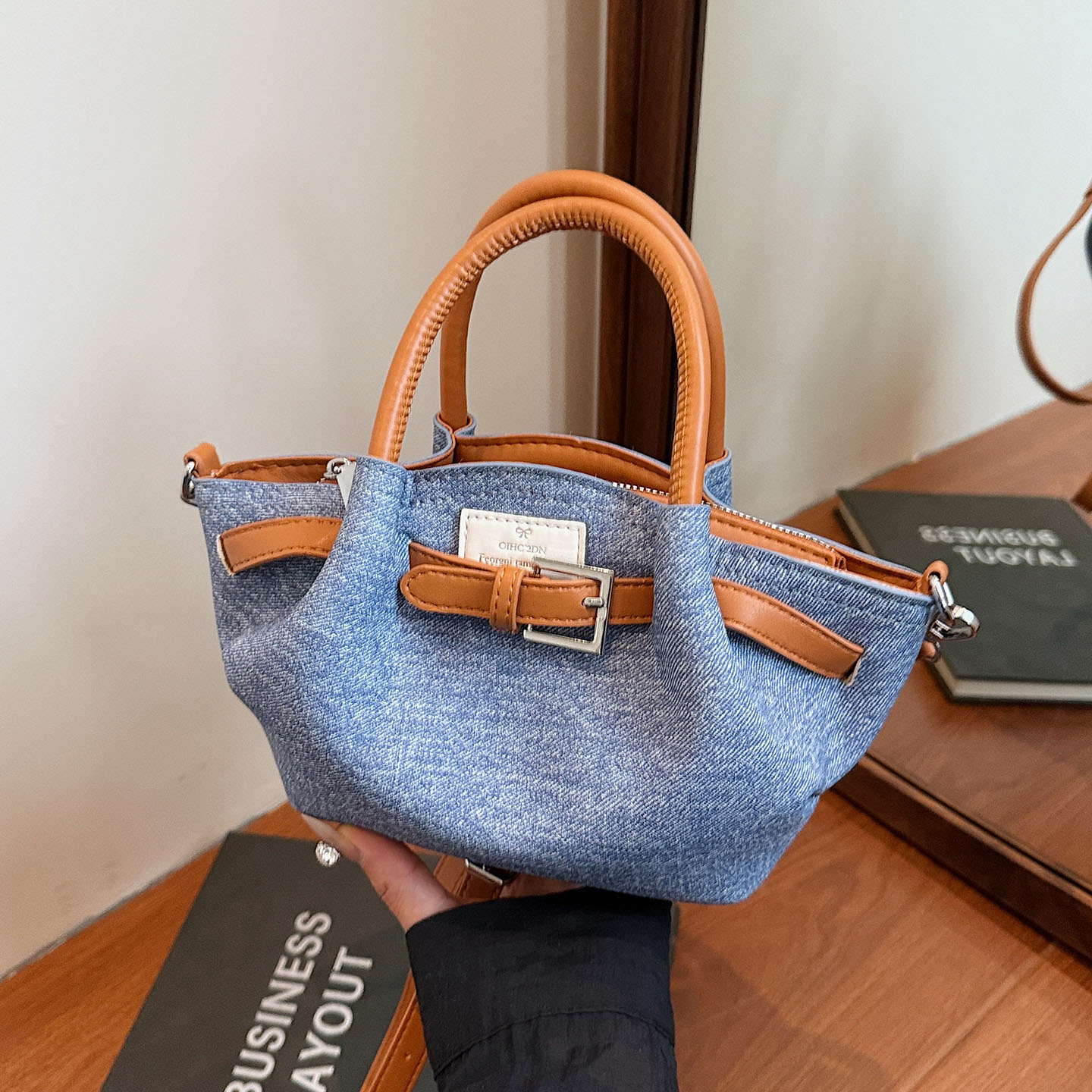 精致简约小包包2025新款女式牛仔超火时尚潮百搭斜挎包通勤单肩包