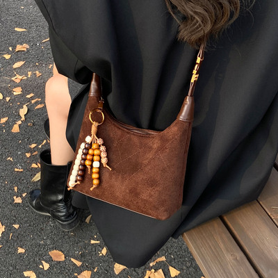 秋冬新款简约饺子包2025女时尚潮百搭休闲高级感斜挎包单肩包