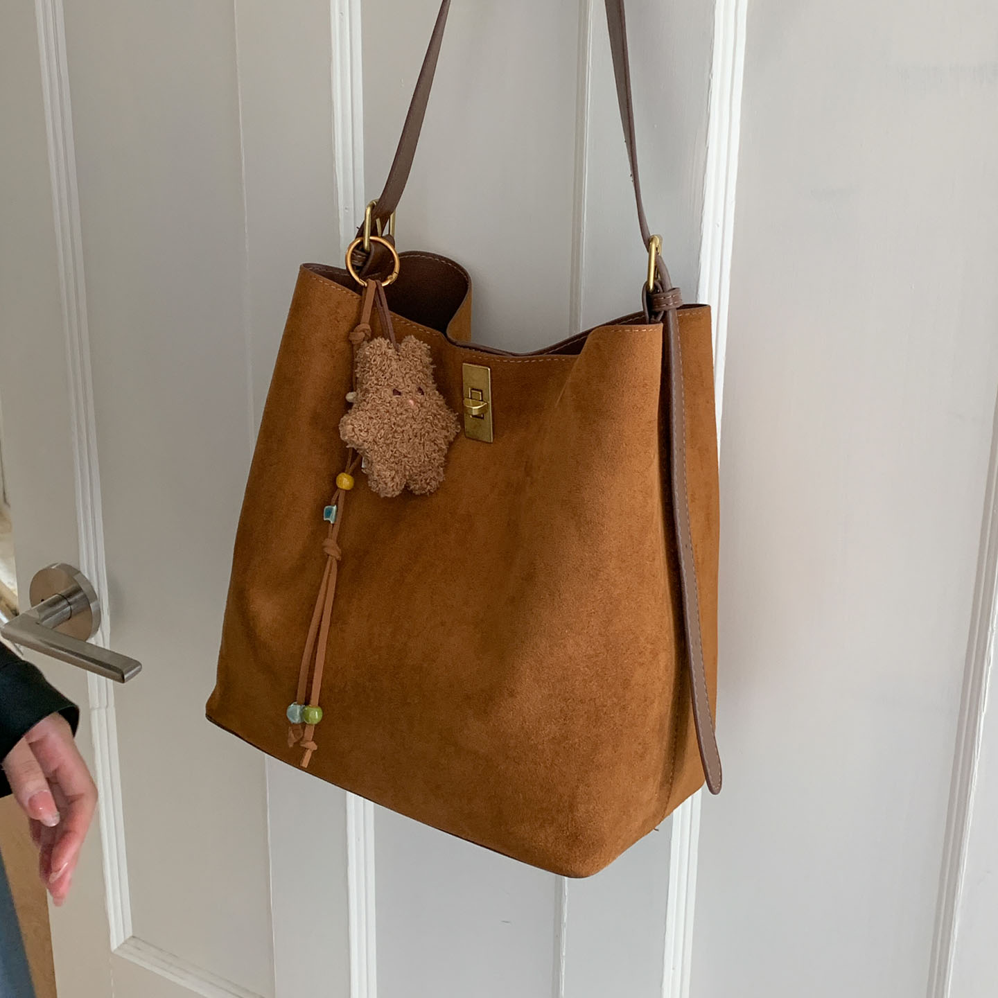 大容量秋季新款麂皮绒水桶包包女式时尚潮2025休闲百搭爆款斜挎包