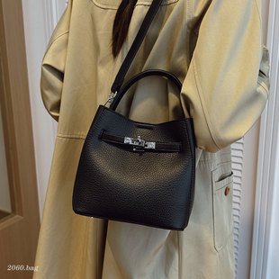 潮单肩包包 女时尚 百搭气质复古小众设计水桶包包2025爆款 秋冬新款