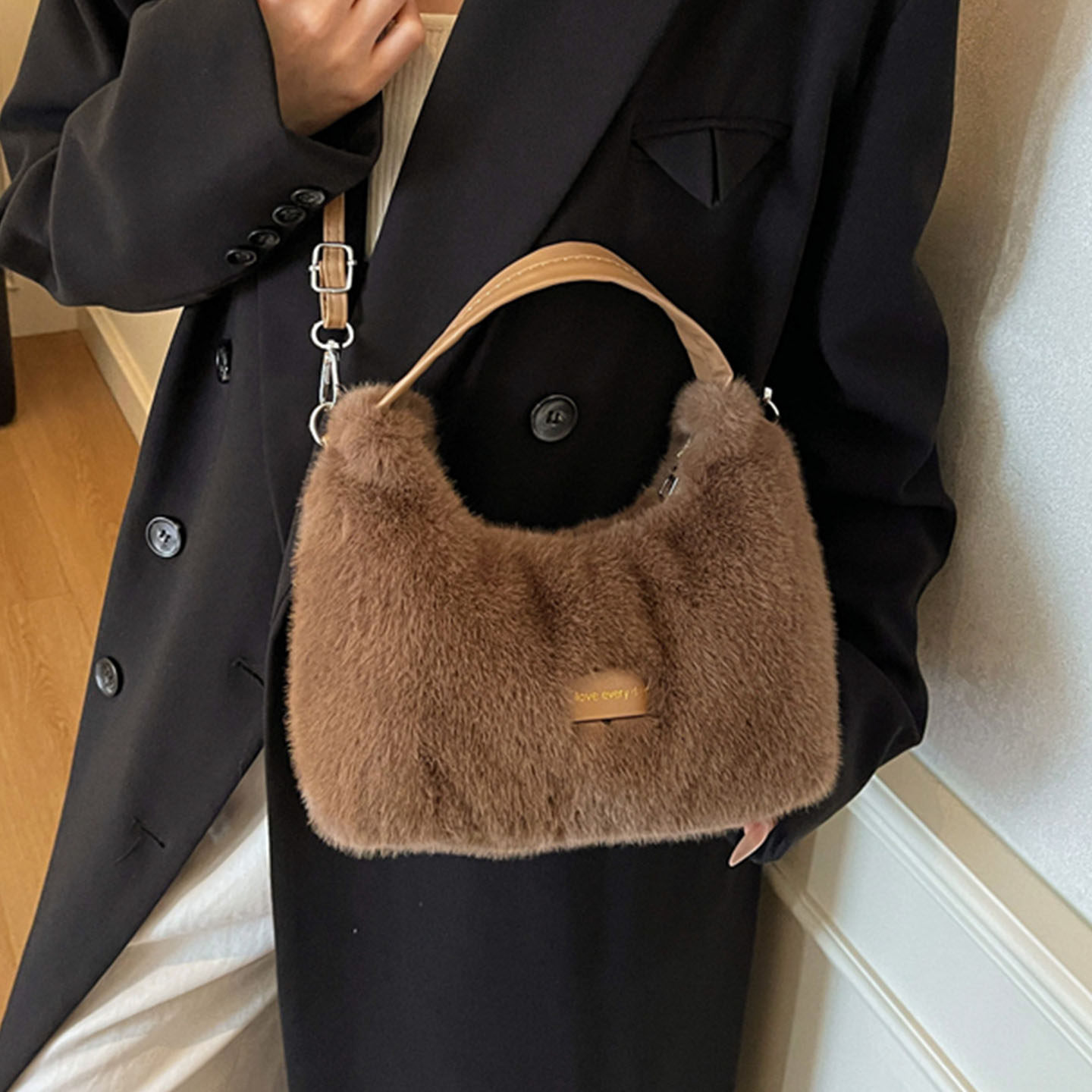 洋气毛绒绒精致百搭气质新款ins单肩斜挎2025秋季女式手提水桶包,箱包皮具/热销女包/男包,水桶包,淘宝优惠券,粉丝福利购,淘宝优惠卷