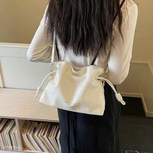 韩版时尚抽绳水桶包女2026新款单肩斜挎软皮云朵包百搭小众设计