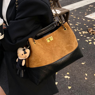 链条小香风大容量水桶包包2025秋季 麂皮绒高级感通勤女斜挎包 新款