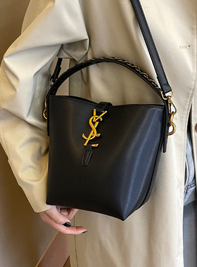 高级感时尚包包女2025新款秋冬复古百搭水桶包法国小众设计斜挎包