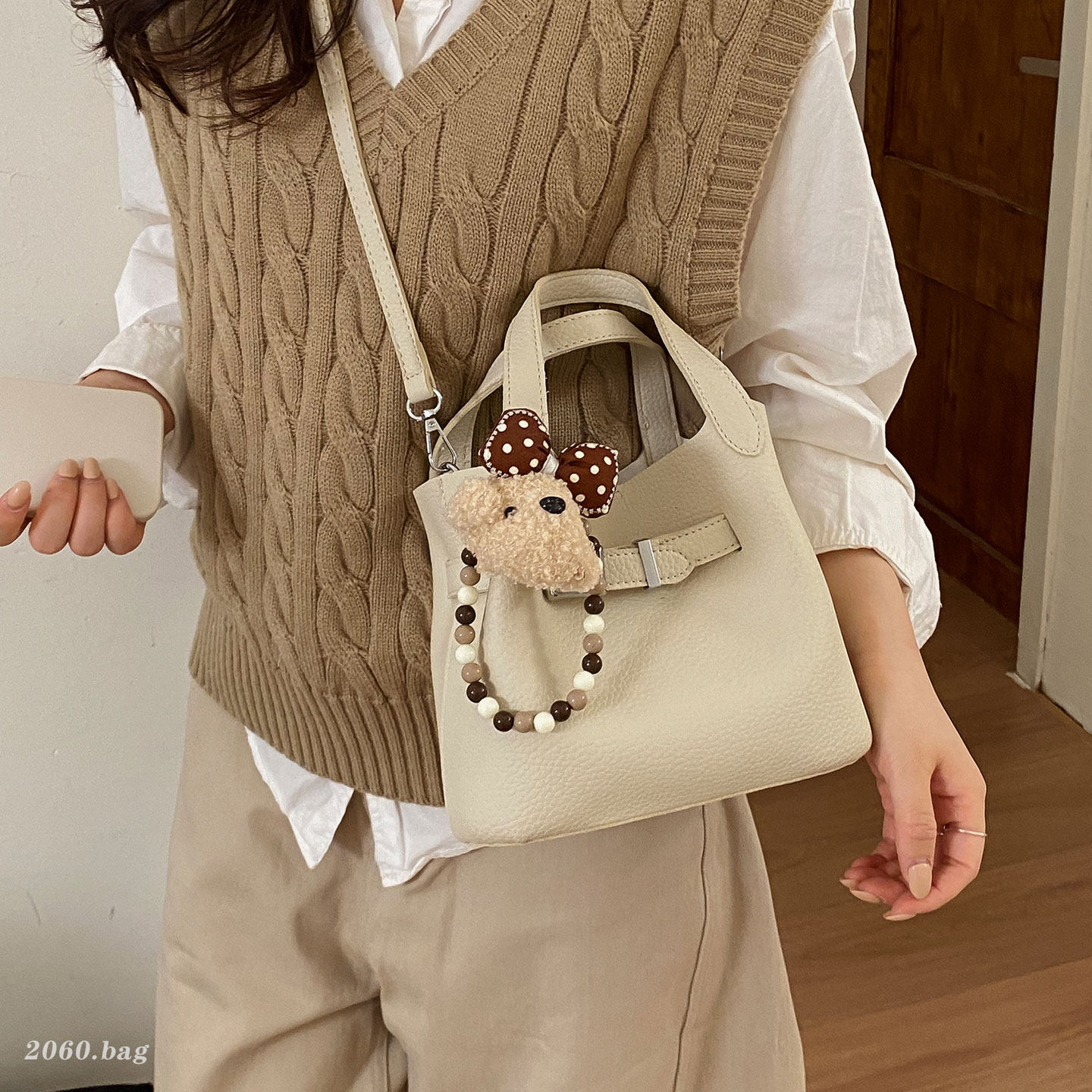 韩版小众设计纯色气质休闲水桶包包女上班通勤2025新款单肩斜跨包