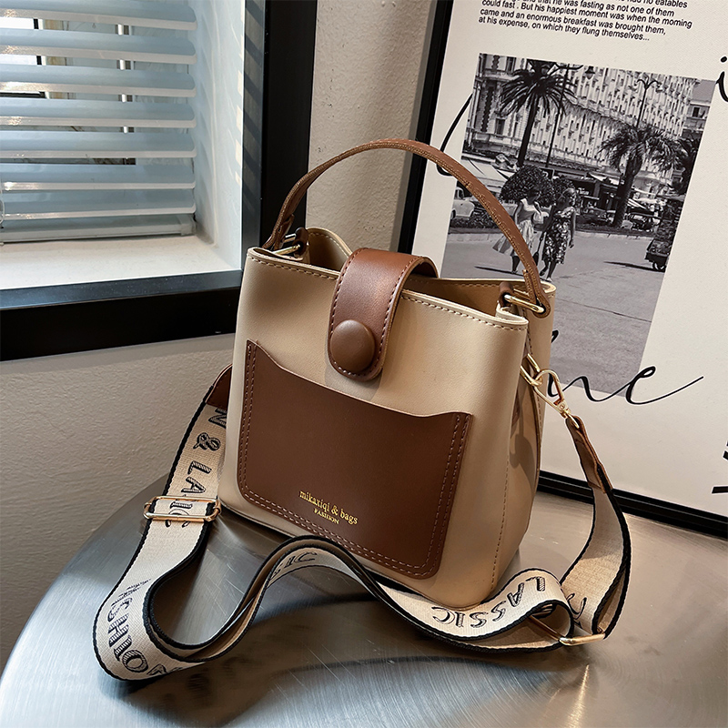 复古时尚手提包包女春夏2025新款潮小众水桶包高级感宽带斜挎小包