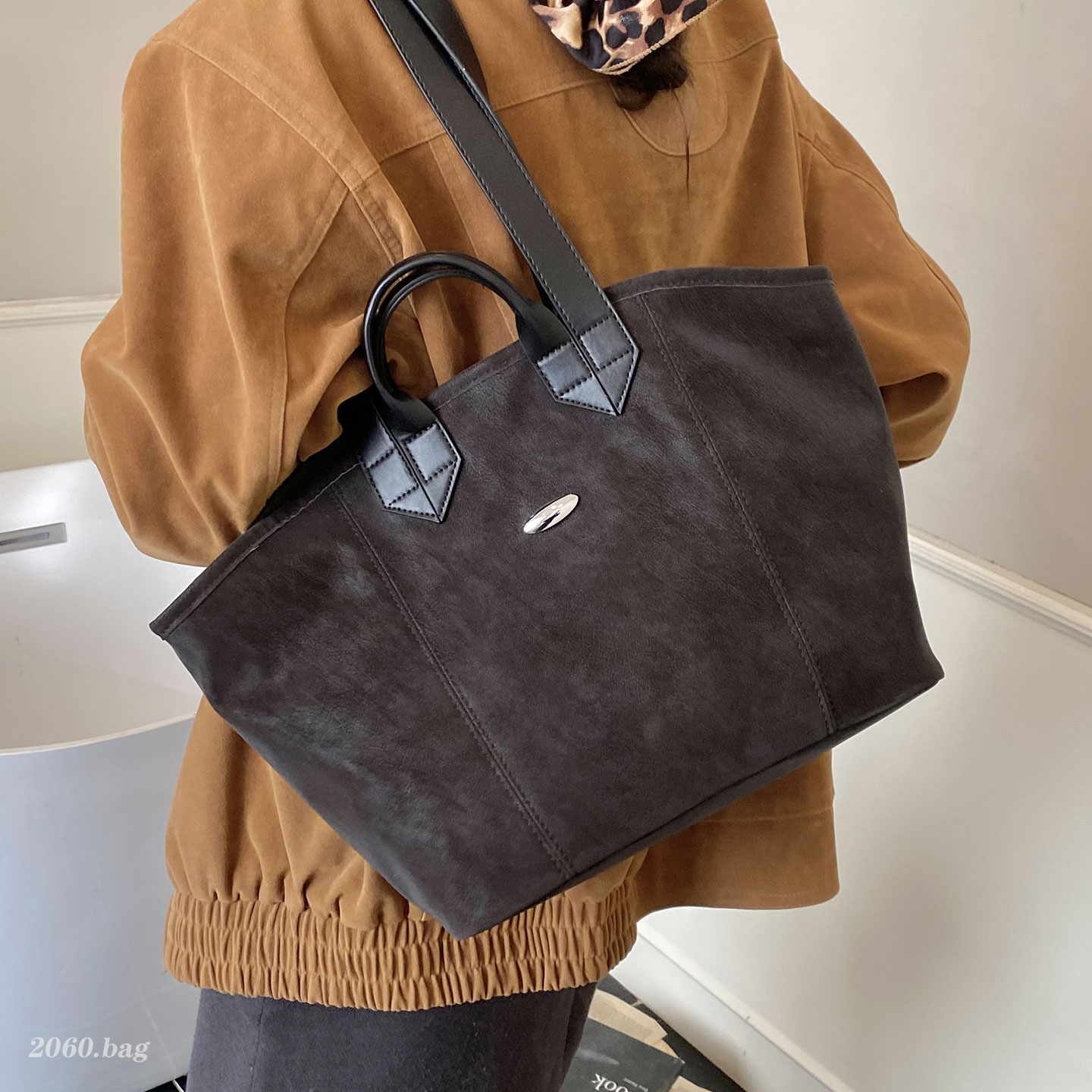 休闲大容量托特包2025新款女上班通勤外出复古单肩包秋冬爆款洋气