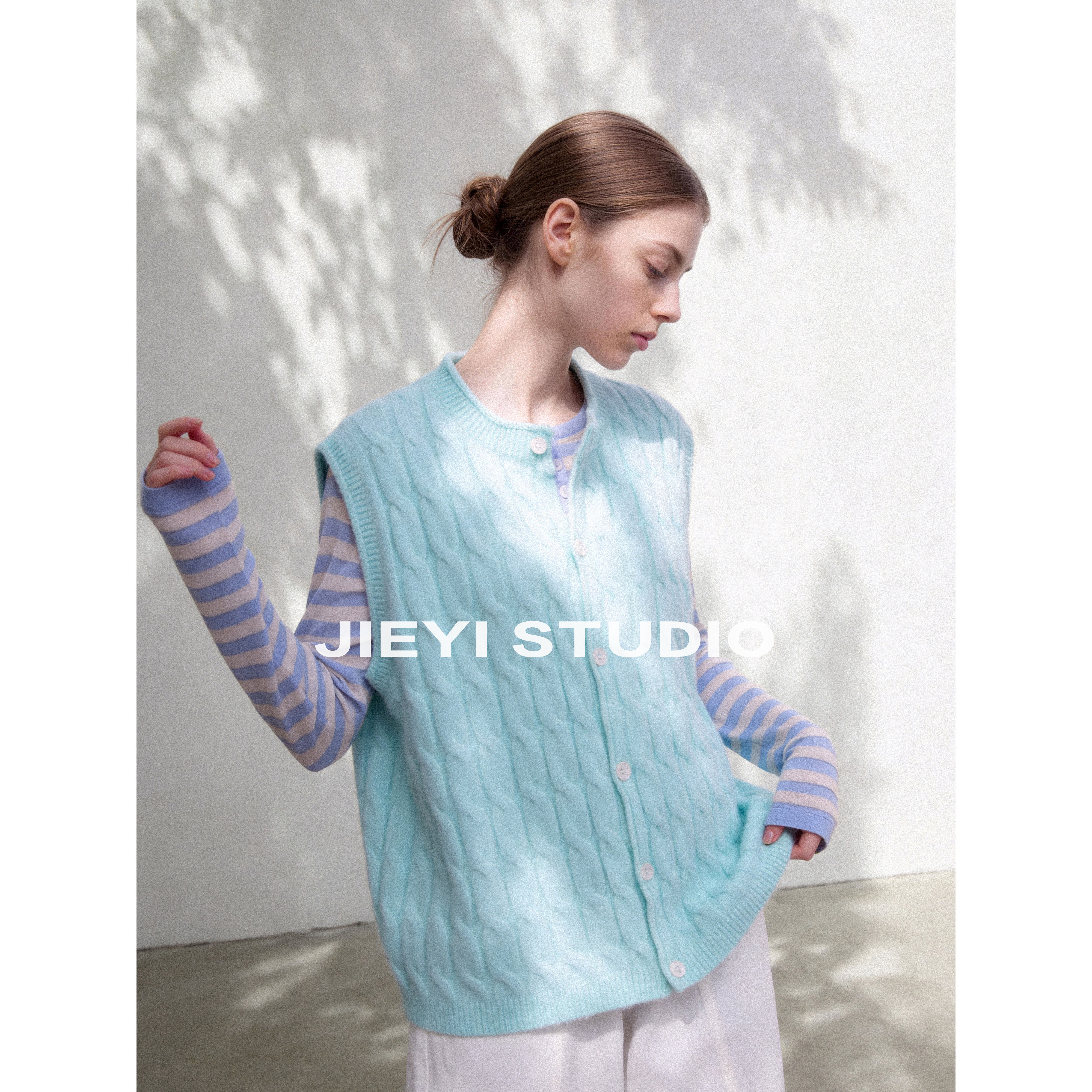JIEYI 「蓝色气泡水」含羊毛卷边领马甲单排扣绞花肌理多巴胺坎肩