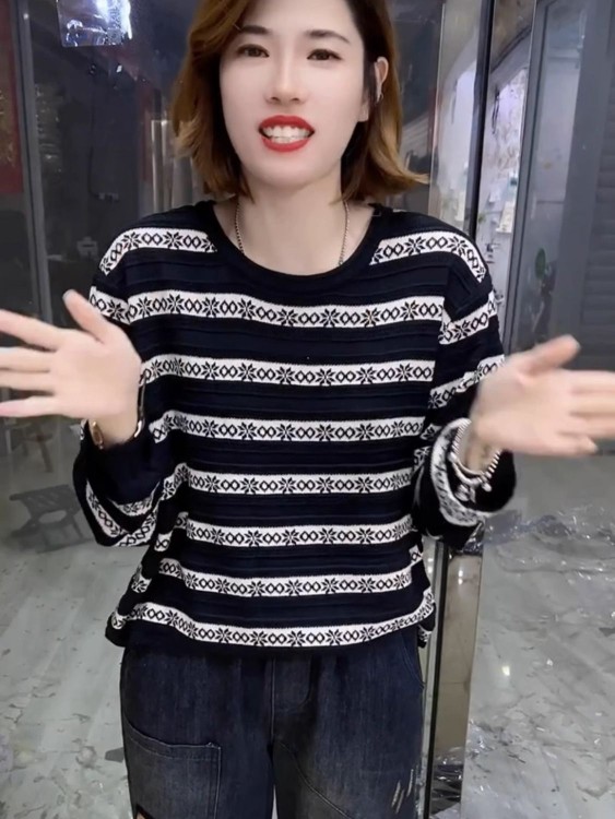 大码女条纹秋冬季新款圆领提花宽松长袖洋气胖人针织衫遮肚子上衣