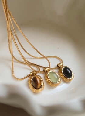 轻奢虎眼石吊坠项链女复古美拉德风黑玛瑙方牌吊坠蛇骨项链礼物