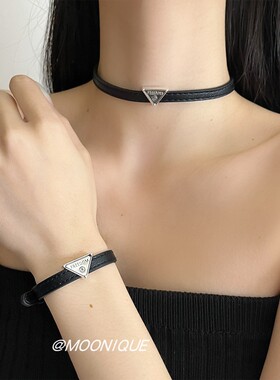 字母三角标项圈女黑色软皮颈链辣妹风小众设计高级感个性锁骨链潮