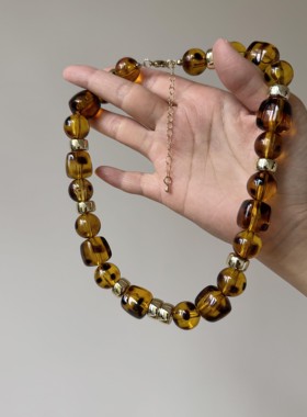 复古琥珀色豹纹串珠项链女秋冬美拉德风时髦百搭高级感锁骨链配饰