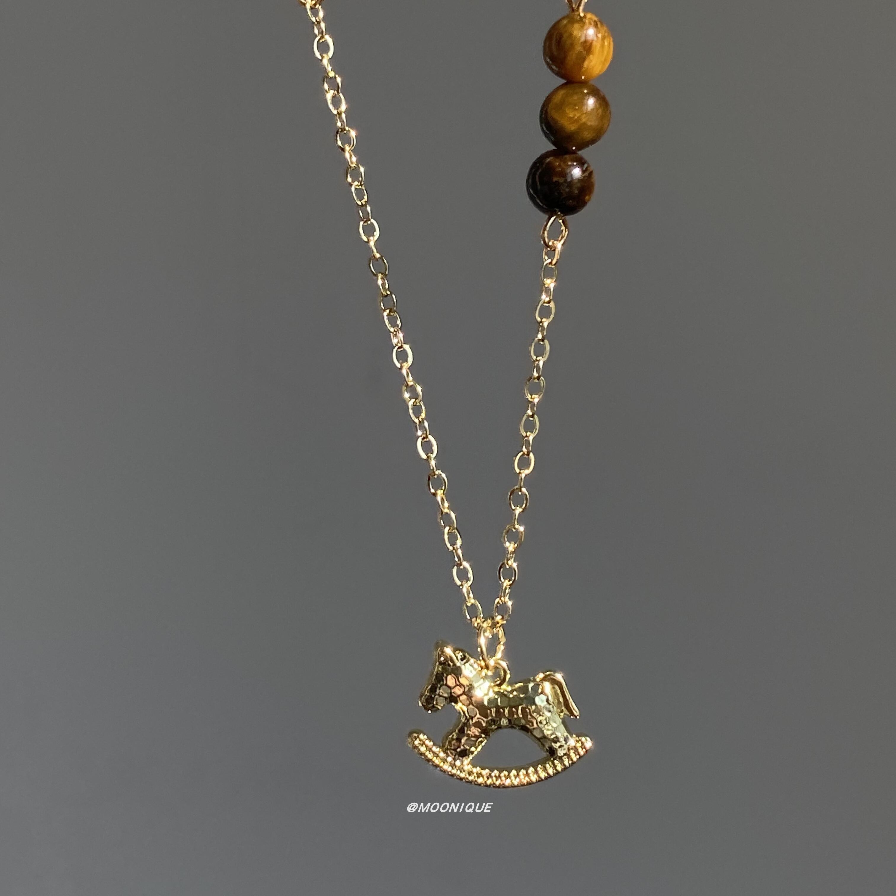 本命年复古金色小马吊坠虎眼石串珠项链2025新款爆款秋冬长毛衣链