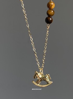 本命年复古金色小马吊坠虎眼石串珠项链2025新款爆款秋冬长毛衣链