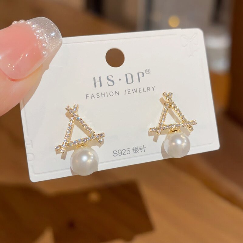 s925银针轻奢时尚设计感微镶锆石三角形珍珠耳钉个性独特百搭耳环