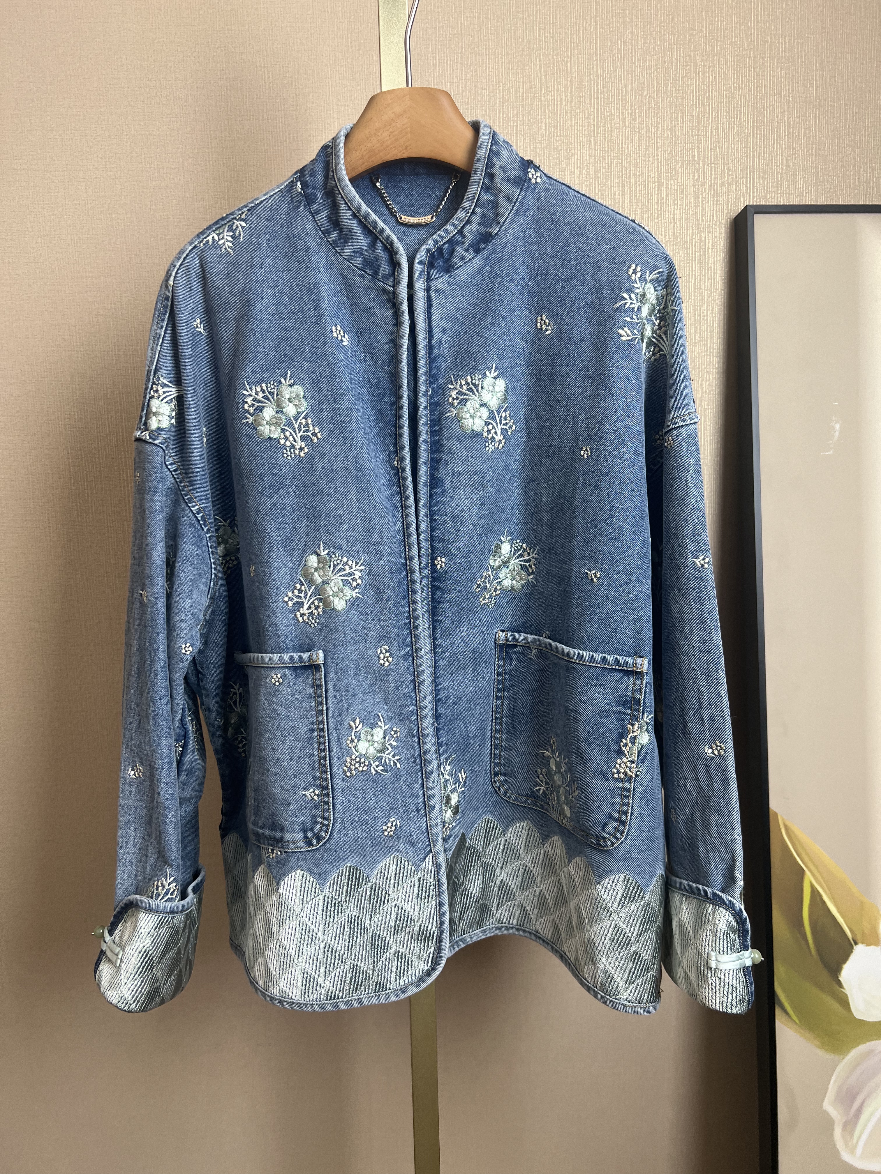 高品质春季新款新中式国风绣花牛仔外套小立领门襟暗扣宽松版型