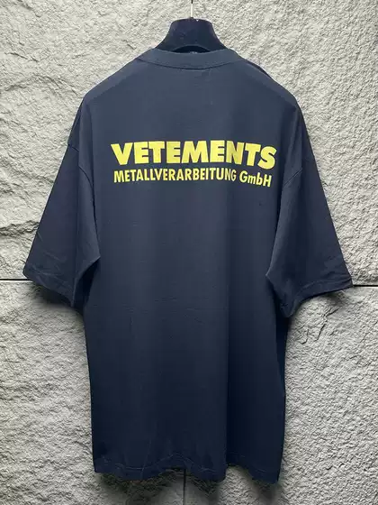 Vetements 24Ss Metal Letter Print Short-Sleeved T-Shirt for Men and Women, Loose Casual Couple Half-Sleeved Top Trendy