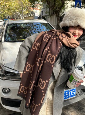 上海故事新款咖啡色冬季保暖围巾女  洋气优雅厚款仿羊绒披肩提花