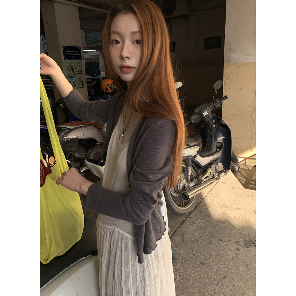 HelloooEat вязаная кофта с V-образным вырезом и длинными рукавами, весенняя коллекция 2025, корейский стиль, деловая модель с вертикальными полосами