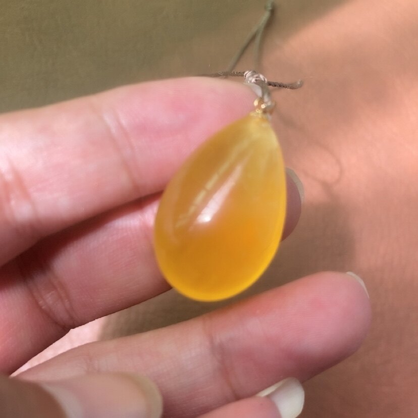 18k镶嵌蜜蜡水滴吊坠俄料鸡油黄琥珀蜜蜡挂坠微瑕颈饰项链毛衣链