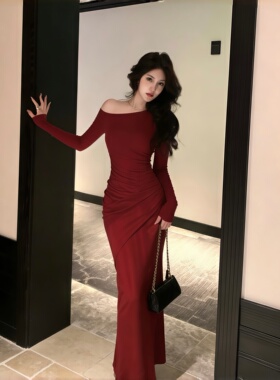 春节氛围感穿搭红色斜肩长袖连衣裙女秋冬设计感修身显瘦开叉长裙