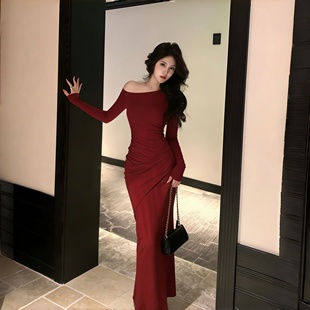跨年年会穿搭红色斜肩长袖连衣裙女秋冬设计感修身显瘦开叉长裙子