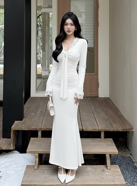 轻熟简约风白色V领蕾丝连衣裙女秋季新款长袖收腰长裙性感包臀裙
