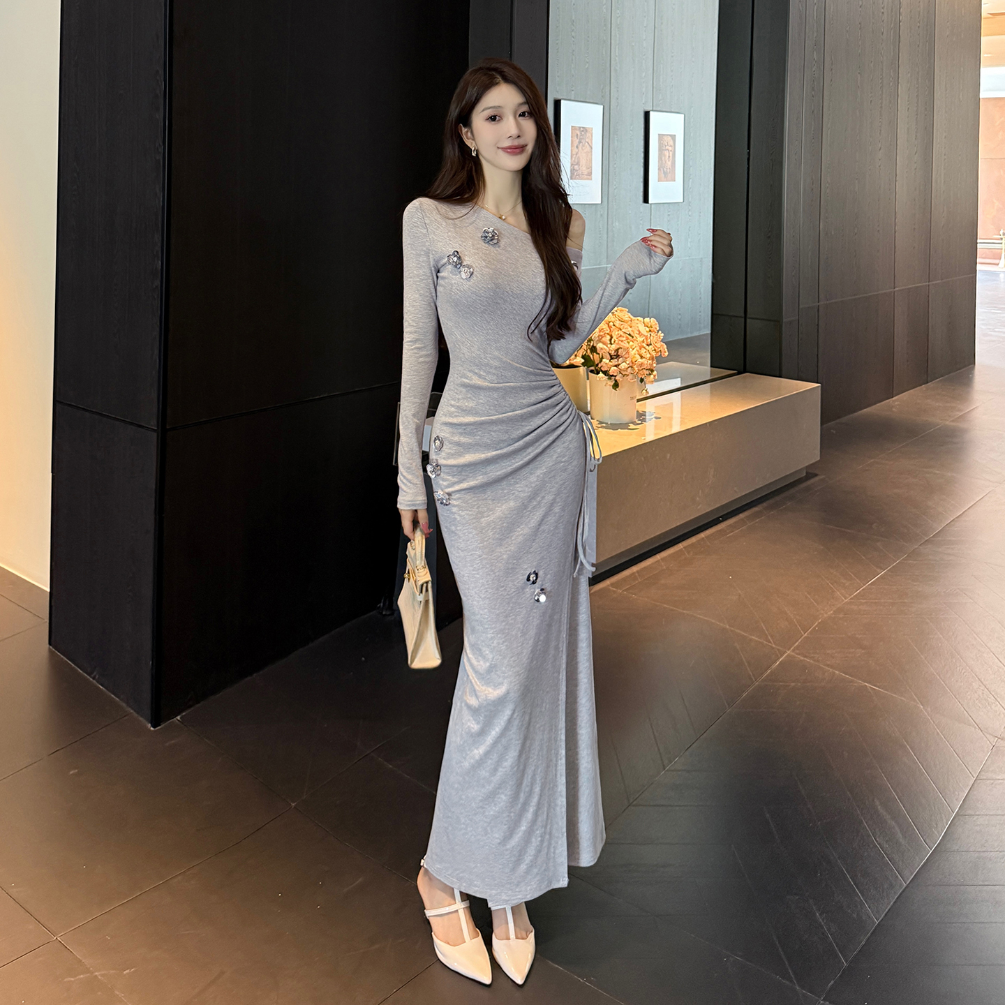 缩褶立体花朵斜肩连衣裙