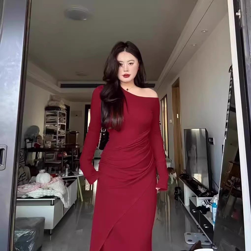 斜肩针织褶皱红色连衣裙女