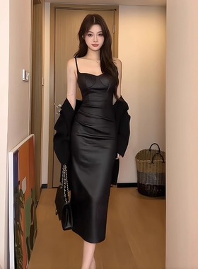 高级感黑色吊带皮裙连衣裙女秋冬新款轻奢性感内搭包臀长款皮裙子