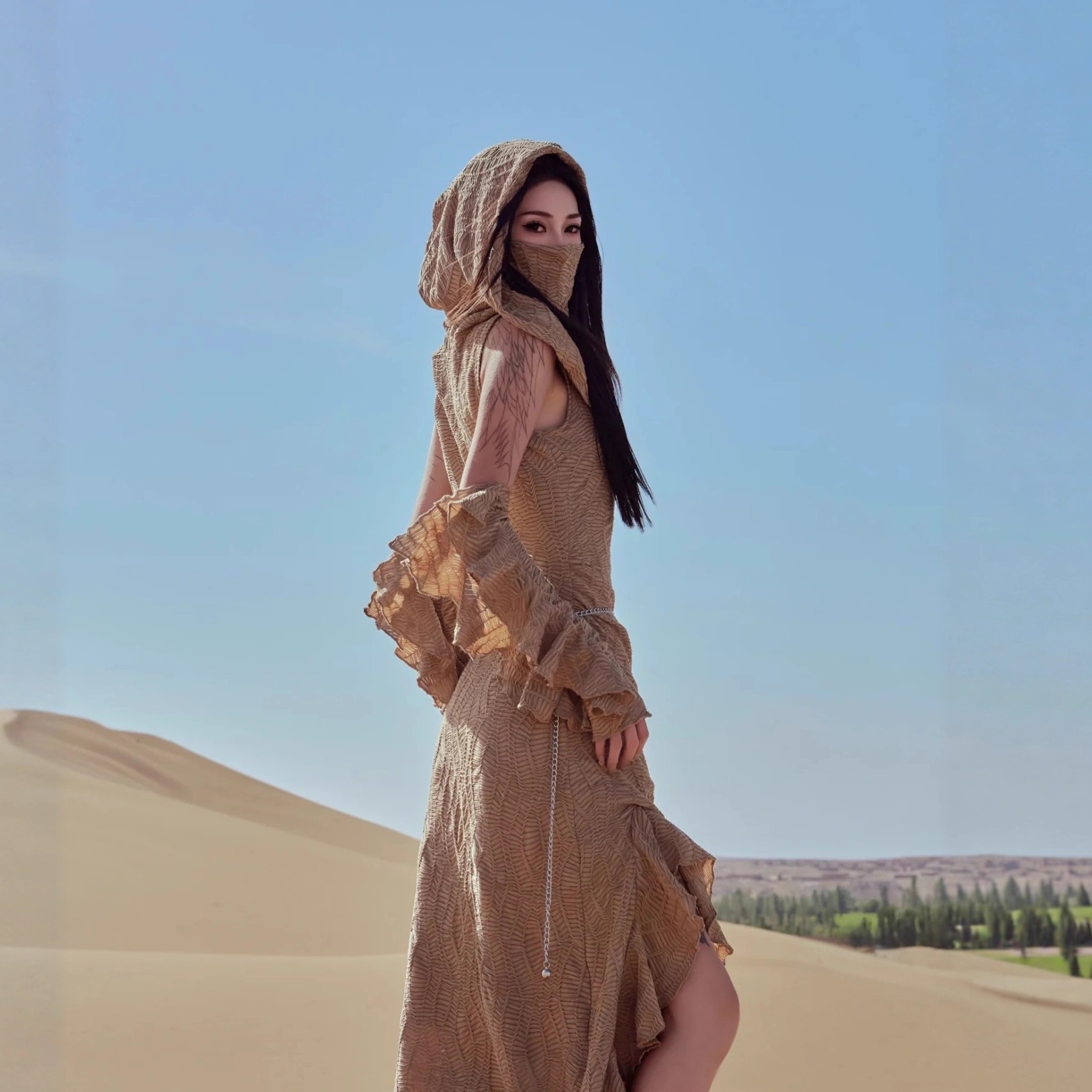 沙丘废土风穿搭不规则开叉连衣裙