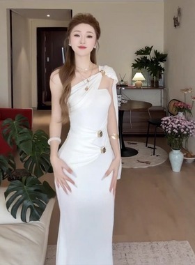 高级感白色斜肩抹胸连衣裙女夏季新款气质修身鱼尾裙生日礼服裙子