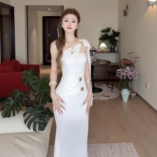 高级感白色斜肩抹胸连衣裙女夏季新款气质修身鱼尾裙生日礼服裙子
