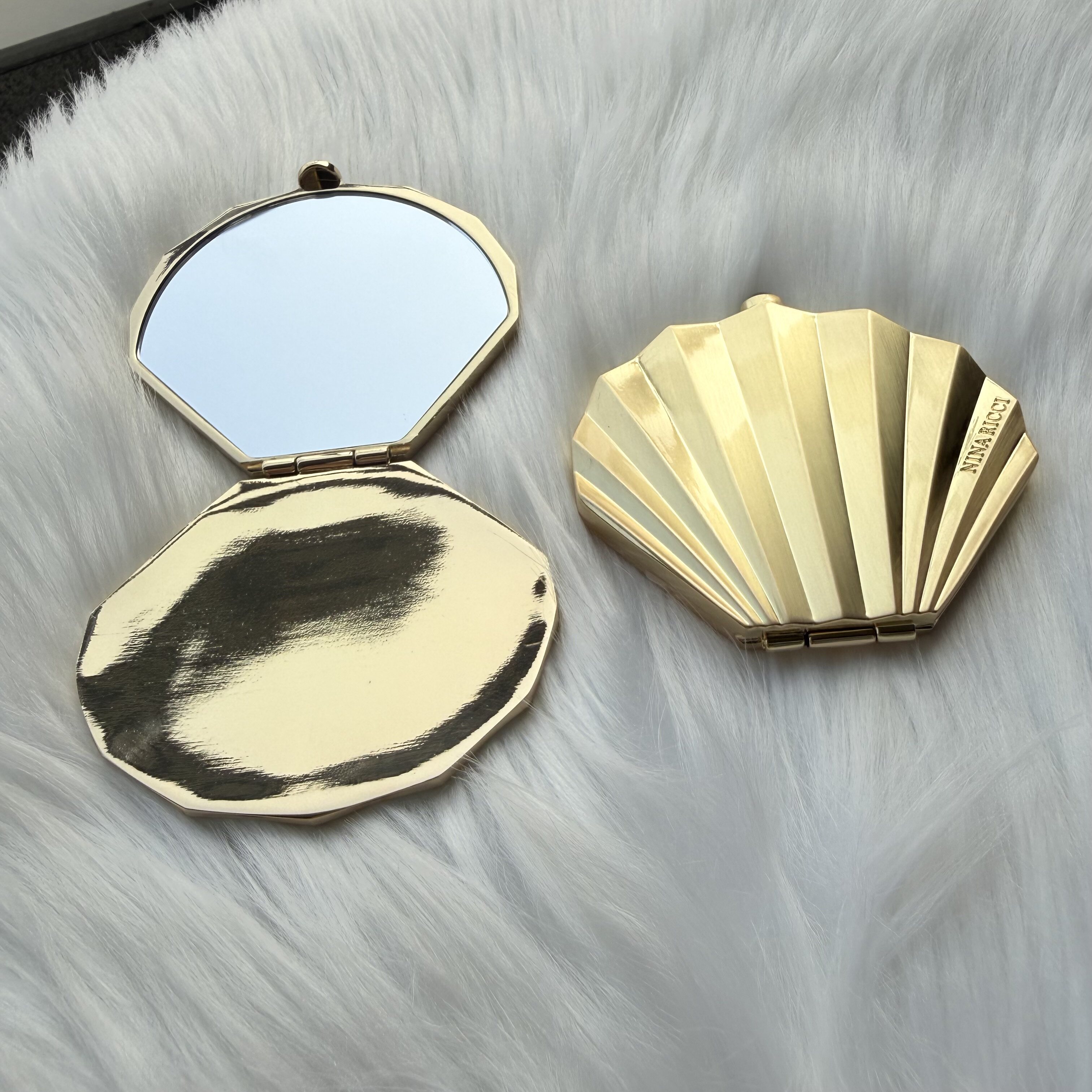 国潮新款化妆镜 清晰美容贝壳镜便捷式随身简约折叠化妆包 锌合金
