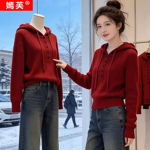 嫣芙休闲慵懒风红色羊毛连帽毛衣女2026新款打底衫宽松套头针织衫