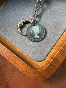 原创月亮与六便士钥匙扣幸运挂件小众高颜值硬币吊坠挂饰毕业礼物